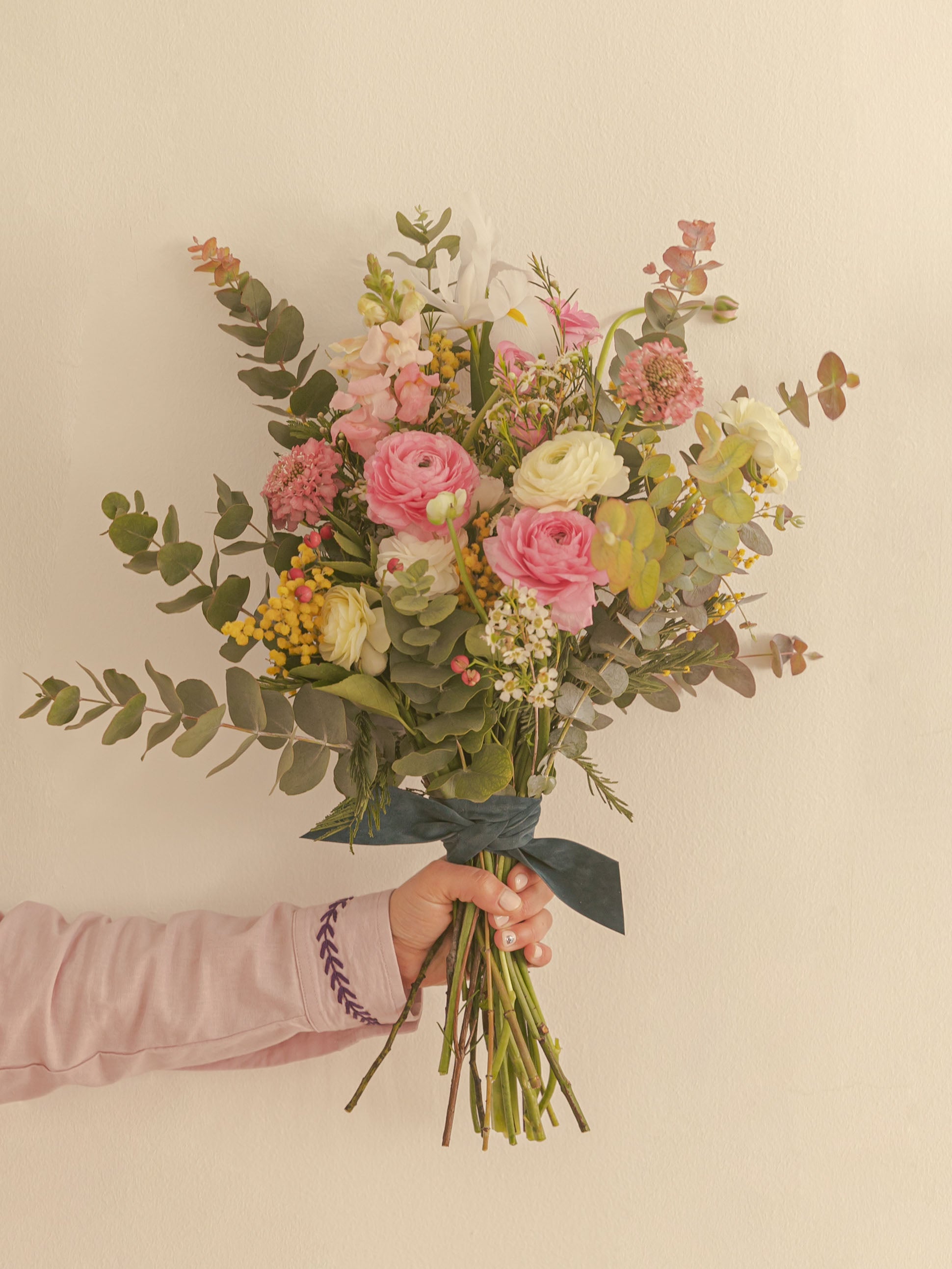 How to Make a Small Bouquet of Flowers - Happy Happy Nester